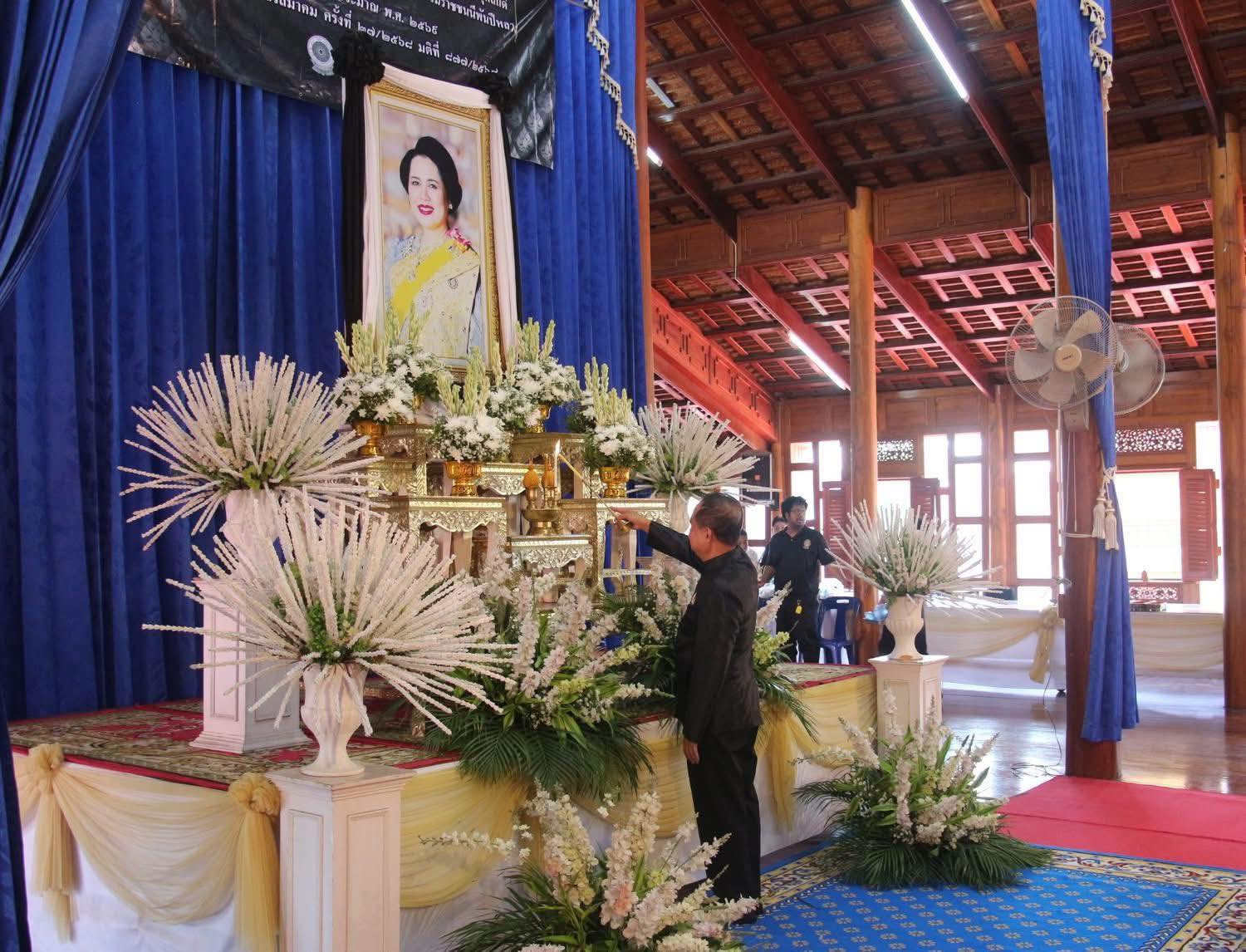title - ส.ป.ก.อ่างทอง ร่วมพิธีสวดพระพุทธมนต์และเจริญจิตตภาวนา อุทิศถวายพระราชกุศลแด่สมเด็จพระนางเจ้าสิริกิตติ์ พระบรมราชินีนาถ พระบรมราชชนนีพันปีหลวง 